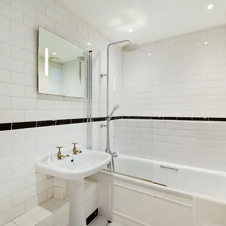 Spacious Soho On Quaint Cobbled Street London