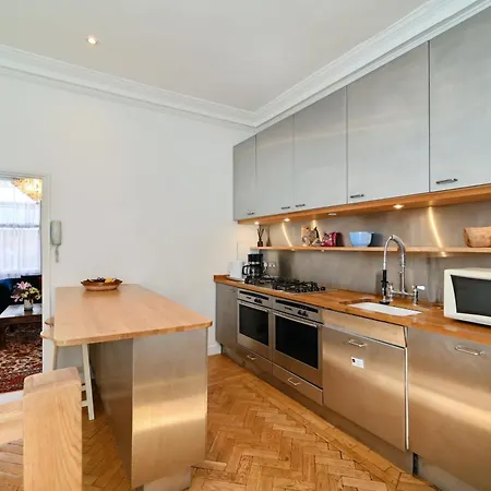 Spacious Soho On Quaint Cobbled Street * London