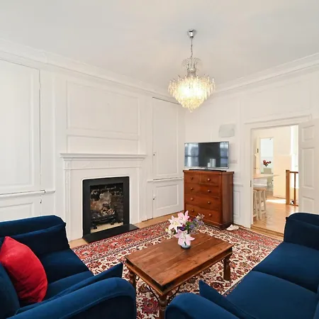 Spacious Soho On Quaint Cobbled Street