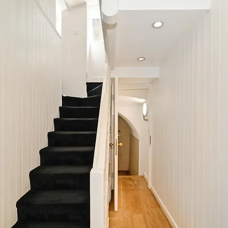 Spacious Soho On Quaint Cobbled Street Apartment