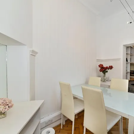Spacious Soho On Quaint Cobbled Street Apartment *