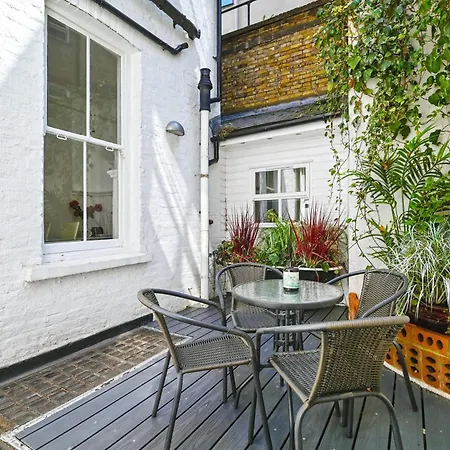 Spacious Soho On Quaint Cobbled Street London