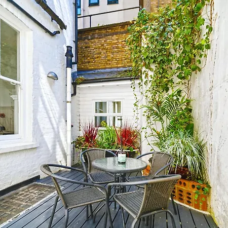 Apartment Spacious Soho On Quaint Cobbled Street London