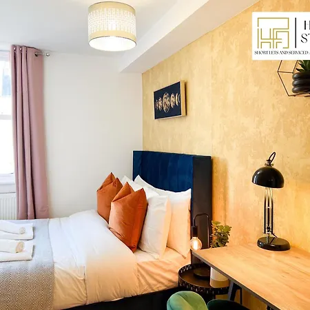 Last-minute Specials L Premium On 2 Double Bed For 6 Guests L Deals L Hofin Short Lets & Serviced London