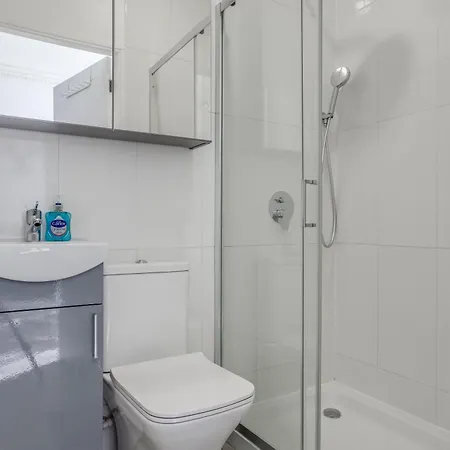 Wimbledon 2 Bed Tennis & Travel Apartment London