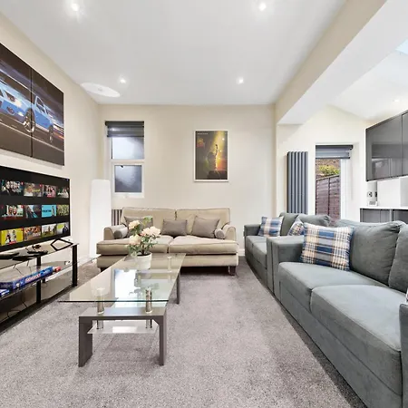 Modern In Shepherds Bush, Near Westfield * London
