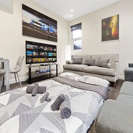 Modern In Shepherds Bush, Near Westfield *