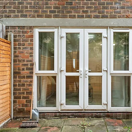 Stylish 3-bedroom Greenwich 2 Bath Pad & Free Parking London