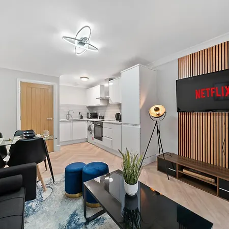 Stylish 3-bedroom Greenwich 2 Bath Pad & Free Parking *