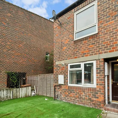 Apartment Stylish 3-bedroom Greenwich 2 Bath Pad & Free Parking *