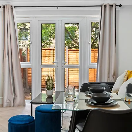 Stylish 3-bedroom Greenwich 2 Bath Pad & Free Parking *