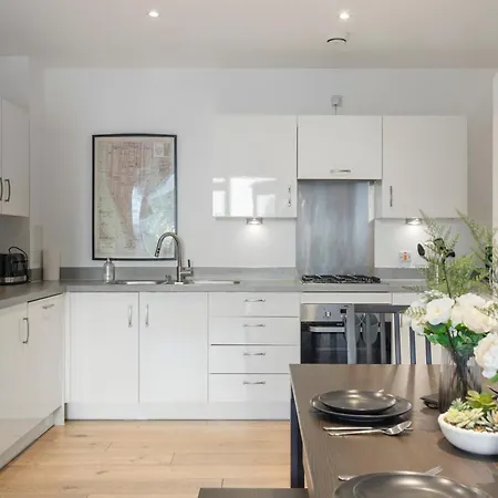 Outstanding 2 Bed Zone 2 Near Apartment