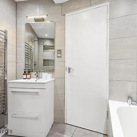 сеntral 2 Bedroom Flat In Acton Apartment *
