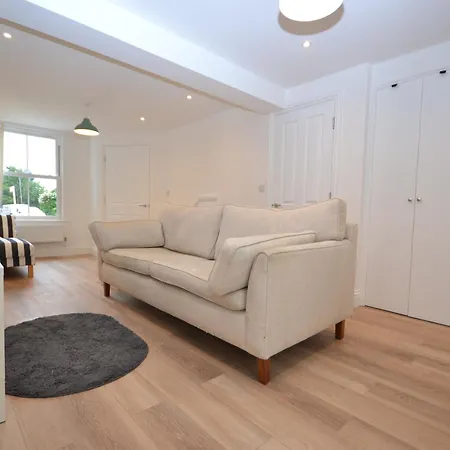Freshly Refurbished, Peaceful Victorian House Holiday home Worcester Park