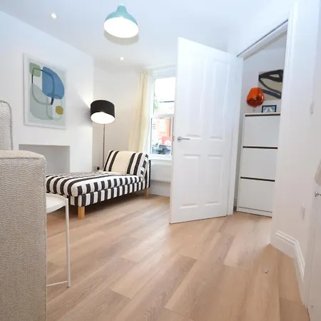 Freshly Refurbished, Peaceful Victorian House * Worcester Park