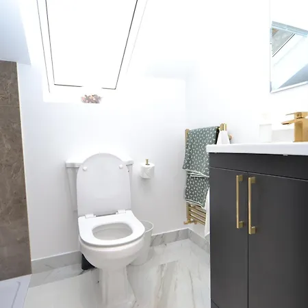 Holiday home Freshly Refurbished, Peaceful Victorian House Worcester Park