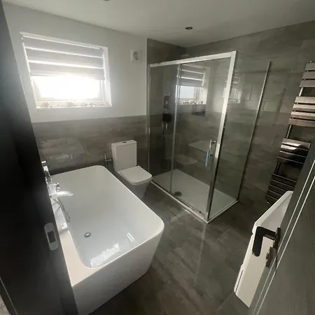 Stunning 2 Bedroom Ground Floor Flat Apartment