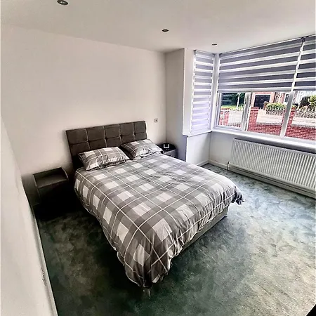 Stunning 2 Bedroom Ground Floor Flat Apartment Chingford