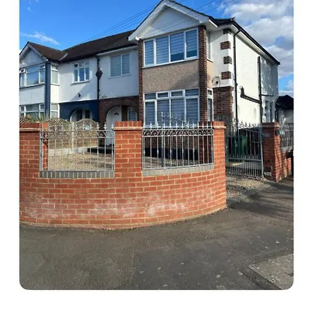 Stunning 2 Bedroom Ground Floor Flat *