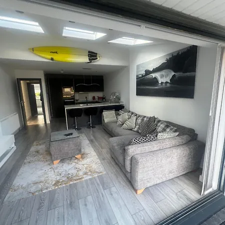 Stunning 2 Bedroom Ground Floor Flat Apartment *