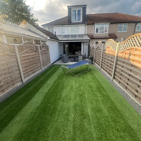 Stunning 2 Bedroom Ground Floor Flat Apartment *