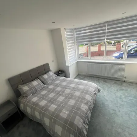 Stunning 2 Bedroom Ground Floor Flat Apartment *