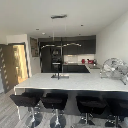 Apartment Stunning 2 Bedroom Ground Floor Flat *