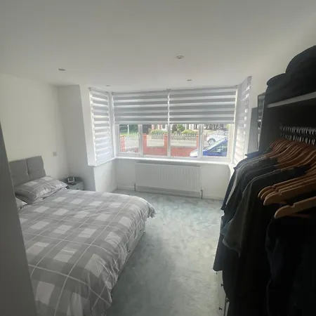 Stunning 2 Bedroom Ground Floor Flat *