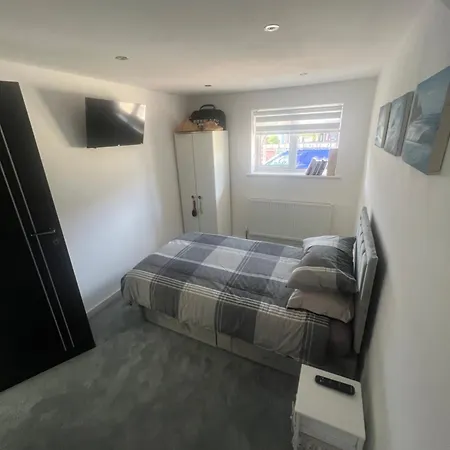 Apartment Stunning 2 Bedroom Ground Floor Flat Chingford
