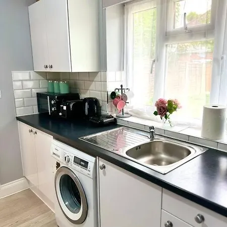 Garden 1-bed Flat 30min To Downtown & Free Parking Apartment