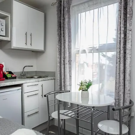 Cosy Flamingo In Sydenham Apartment *