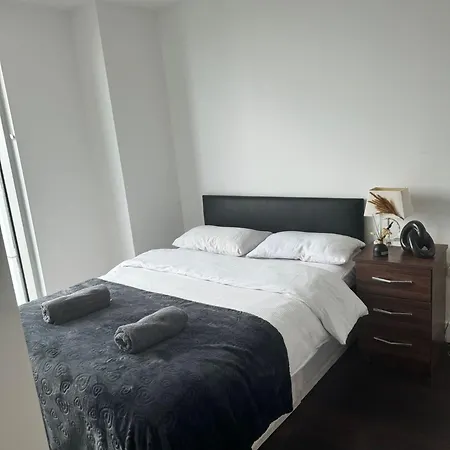 Apartment Two Br Flat In Britannia Point Bp65 London