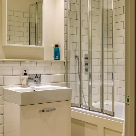 5 Bed 2 Bath House By Livestay Short Lets & Serviced With Private Garden & Jacuzzi *