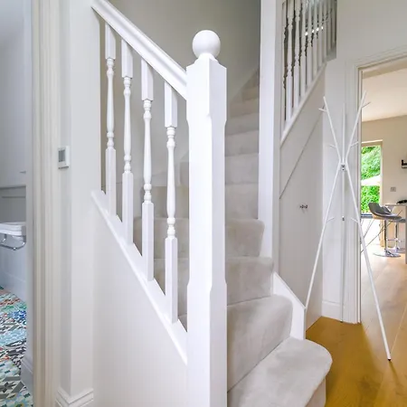 5 Bed 2 Bath House By Livestay Short Lets & Serviced With Private Garden & Jacuzzi *