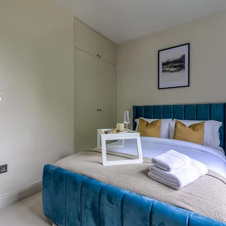 5 Bed 2 Bath House By Livestay Short Lets & Serviced With Private Garden & Jacuzzi *