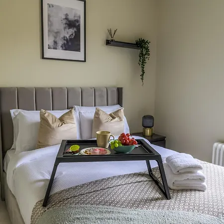 5 Bed 2 Bath House By Livestay Short Lets & Serviced With Private Garden & Jacuzzi
