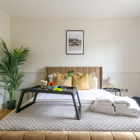 5 Bed 2 Bath House By Livestay Short Lets & Serviced With Private Garden & Jacuzzi