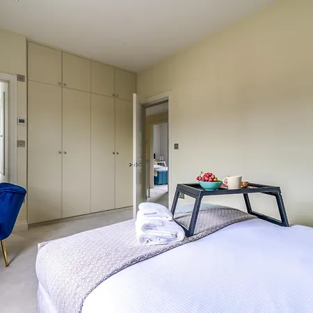 5 Bed 2 Bath House By Livestay Short Lets & Serviced With Private Garden & Jacuzzi Isleworth