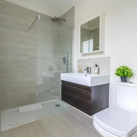 5 Bed 2 Bath House By Livestay Short Lets & Serviced With Private Garden & Jacuzzi