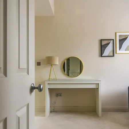 5 Bed 2 Bath House By Livestay Short Lets & Serviced With Private Garden & Jacuzzi Holiday home Isleworth