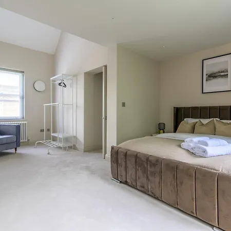 5 Bed 2 Bath House By Livestay Short Lets & Serviced With Private Garden & Jacuzzi * Isleworth