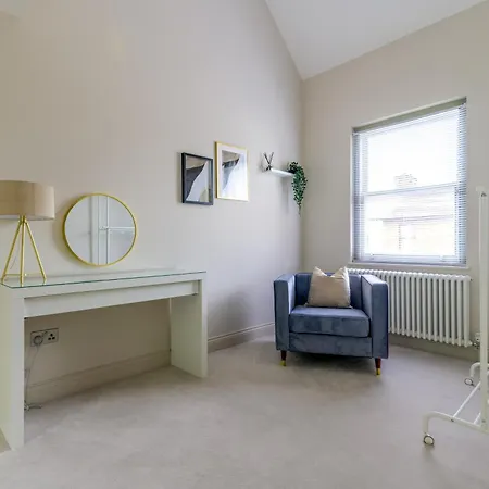 5 Bed 2 Bath House By Livestay Short Lets & Serviced With Private Garden & Jacuzzi Holiday home *
