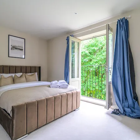 5 Bed 2 Bath House By Livestay Short Lets & Serviced With Private Garden & Jacuzzi *