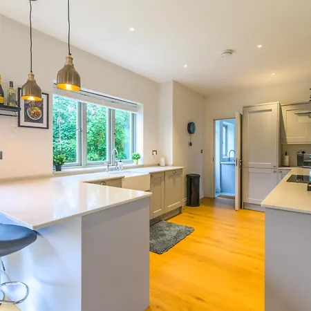 5 Bed 2 Bath House By Livestay Short Lets & Serviced With Private Garden & Jacuzzi Holiday home