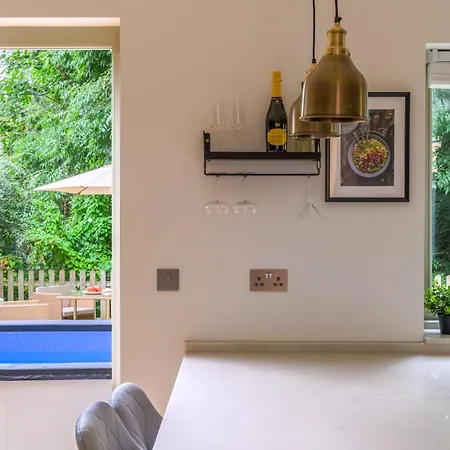5 Bed 2 Bath House By Livestay Short Lets & Serviced With Private Garden & Jacuzzi * Isleworth