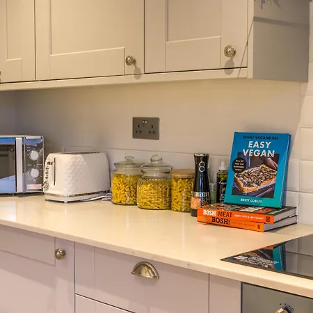 Holiday home 5 Bed 2 Bath House By Livestay Short Lets & Serviced With Private Garden & Jacuzzi *