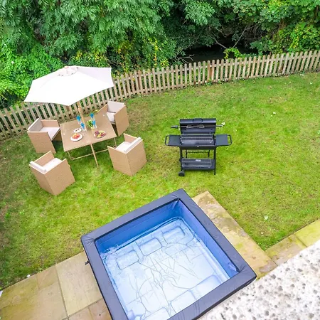 5 Bed 2 Bath House By Livestay Short Lets & Serviced With Private Garden & Jacuzzi Holiday home *