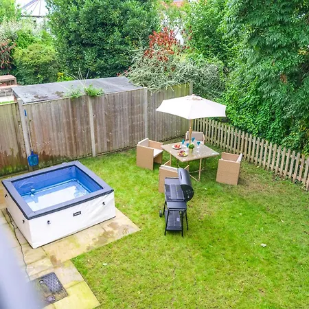 5 Bed 2 Bath House By Livestay Short Lets & Serviced With Private Garden & Jacuzzi *