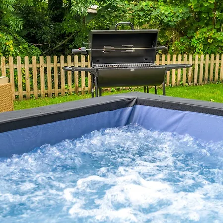 5 Bed 2 Bath House By Livestay Short Lets & Serviced With Private Garden & Jacuzzi * Isleworth