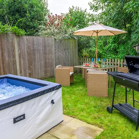 5 Bed 2 Bath House By Livestay Short Lets & Serviced With Private Garden & Jacuzzi Holiday home *